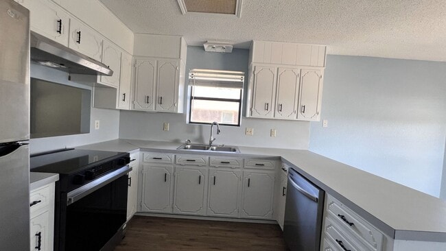 Building Photo - Three Bedroom Cozy Home Recently Remodeled!