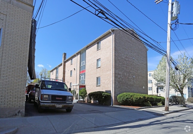 Building Photo - 37 Spruce St