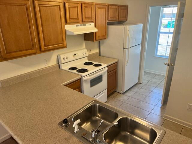 Building Photo - Spacious 2 story townhome with garage!