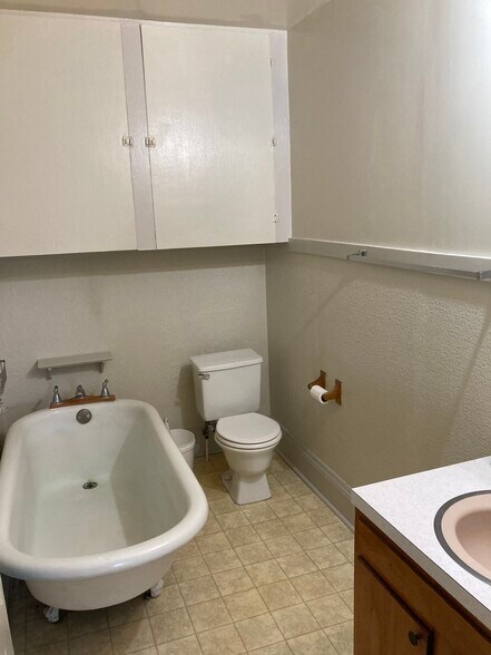 Building Photo - 302 Canal St W