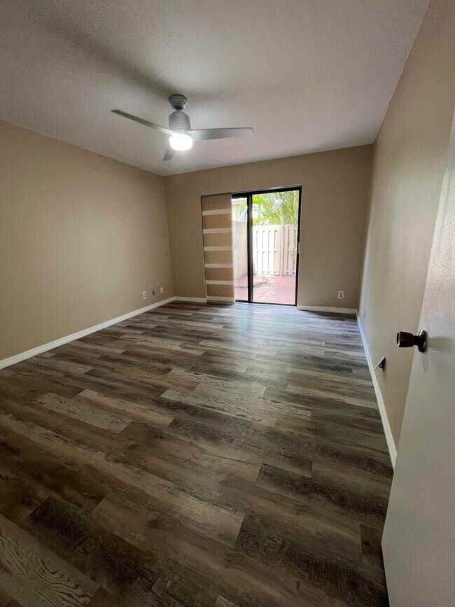 Building Photo - 616 Executive Center Dr