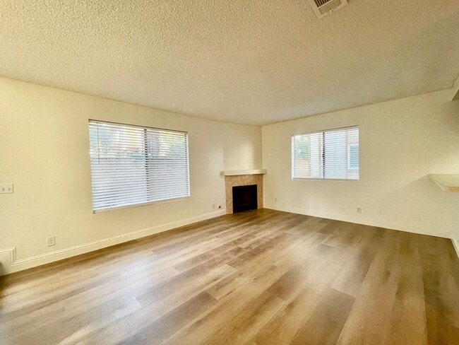 Building Photo - Charming Two Story 2 bedroom, 1.5 Bath in Ontario