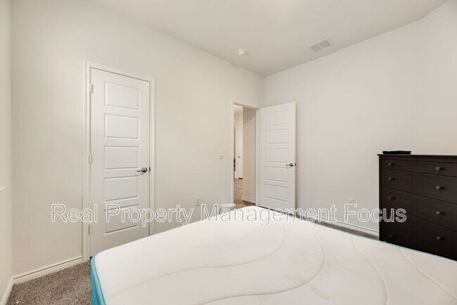 Building Photo - 7205 Bledington Ln