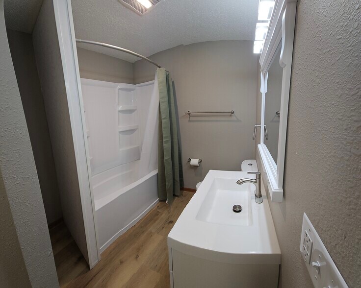 upstairs bathroom - 506 Bay St