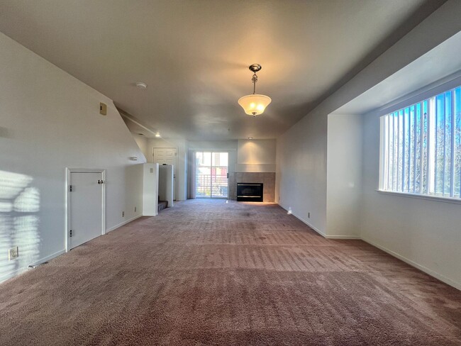 Building Photo - CENTRALLY LOCATED NAPA TOWNHOME