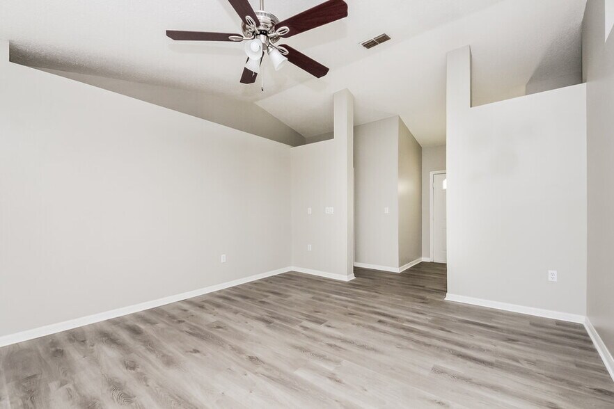 Building Photo - 613 Deauville Ct