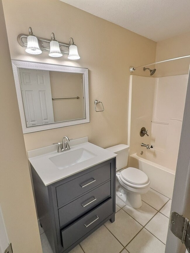 Building Photo - Ocean Springs home with convenient location!