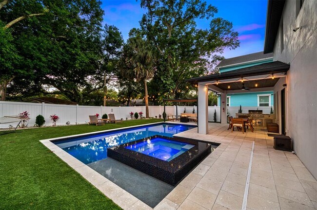 Building Photo - 902 W Plymouth St