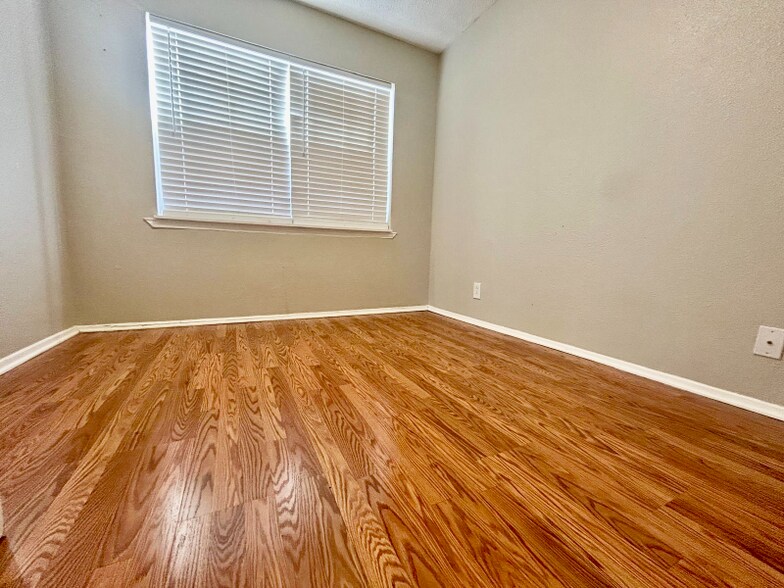 Building Photo - 3836 Englewood Cir