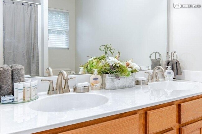 Building Photo - Charming Christiansburg Home