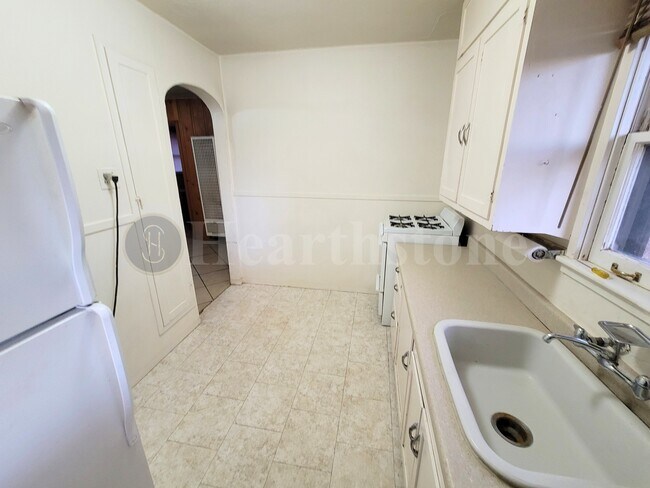 Building Photo - 1017 W 14th Ln