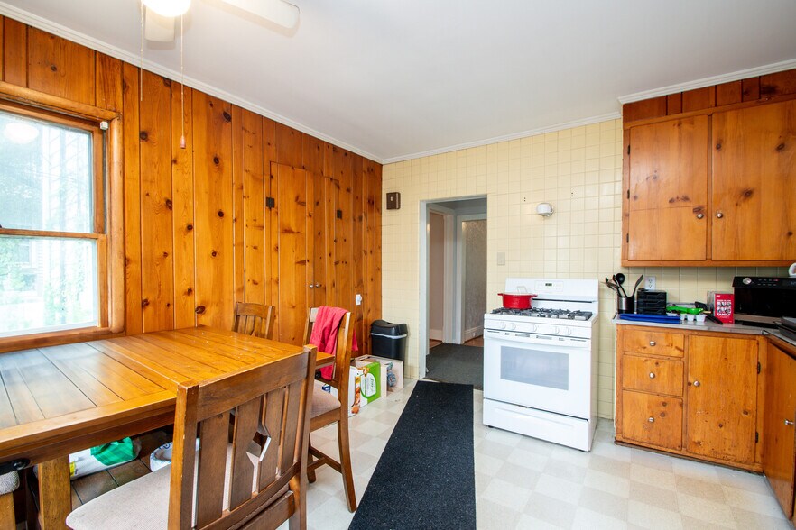 Building Photo - 1403 W Barker Ave