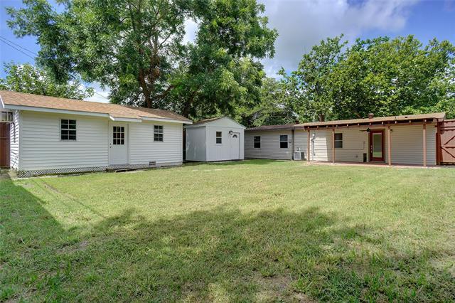 Building Photo - 902 Jardin Dr