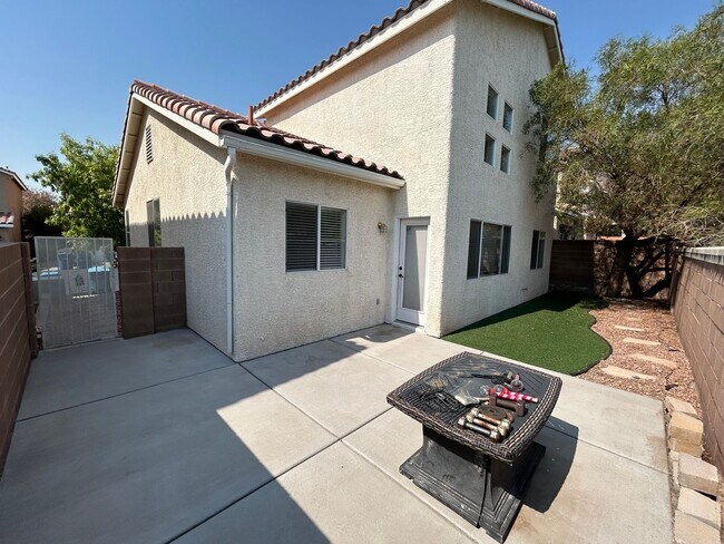 Building Photo - Cozy Upgraded 3 Bedroom 2 Bathroom Home in...