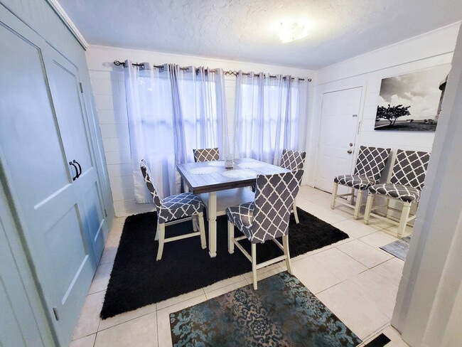 Building Photo - 735 SE 4th Ave