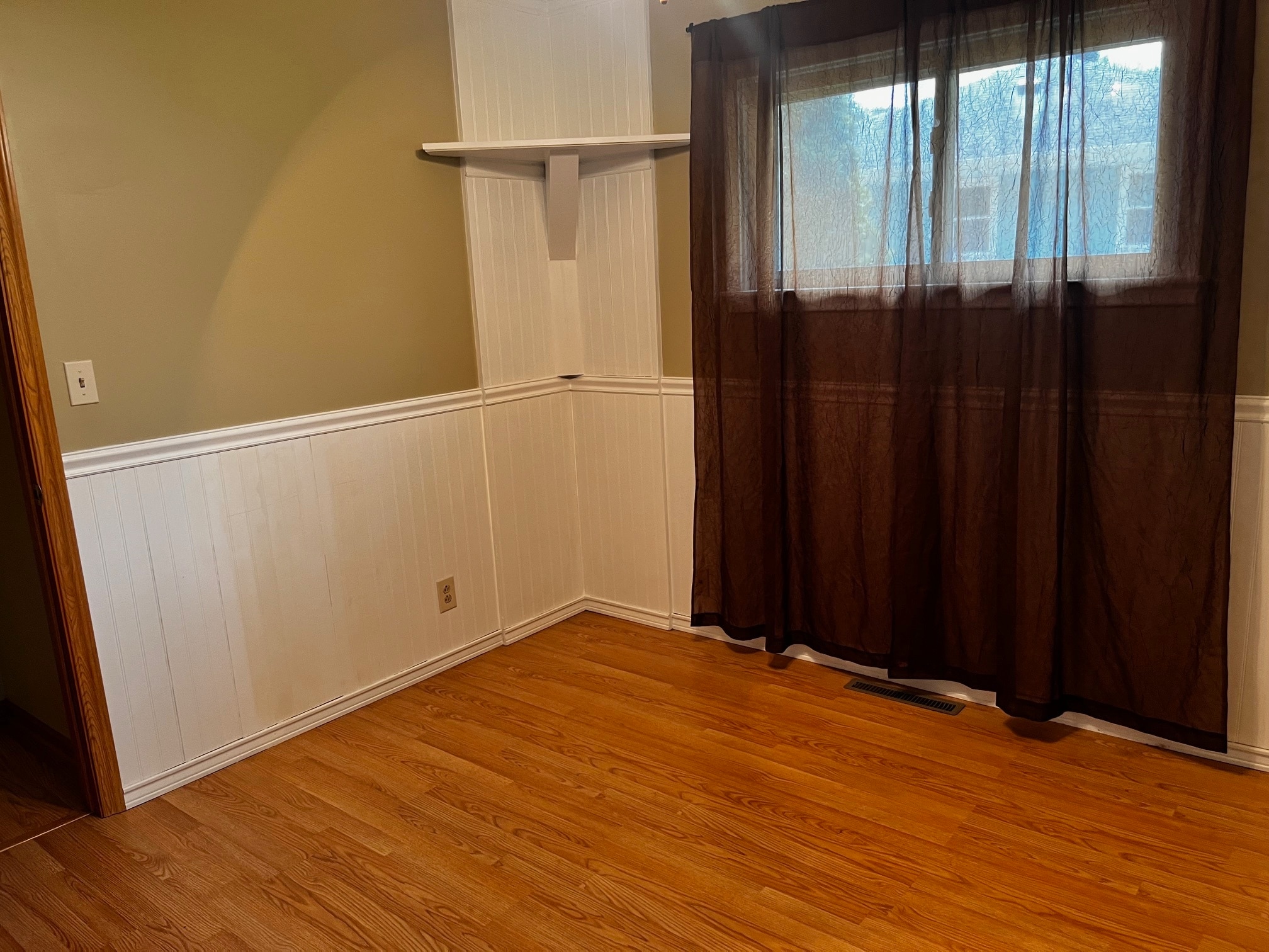 corner bedroom unfurnished - 1612 E 88th St