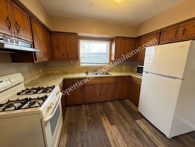 Building Photo - 1842 Buzzard Roost Rd