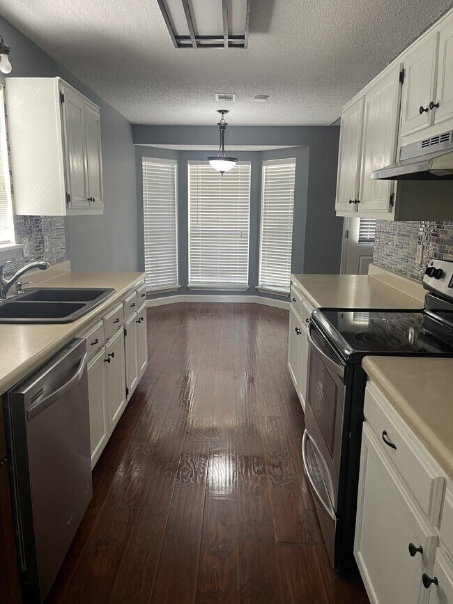Building Photo - 1600 Courtney Cove