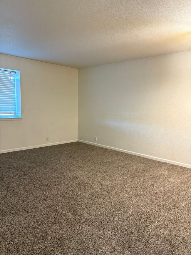 Building Photo - 2 Bedroom 1 Bath Lower Level Unit in Village Seven