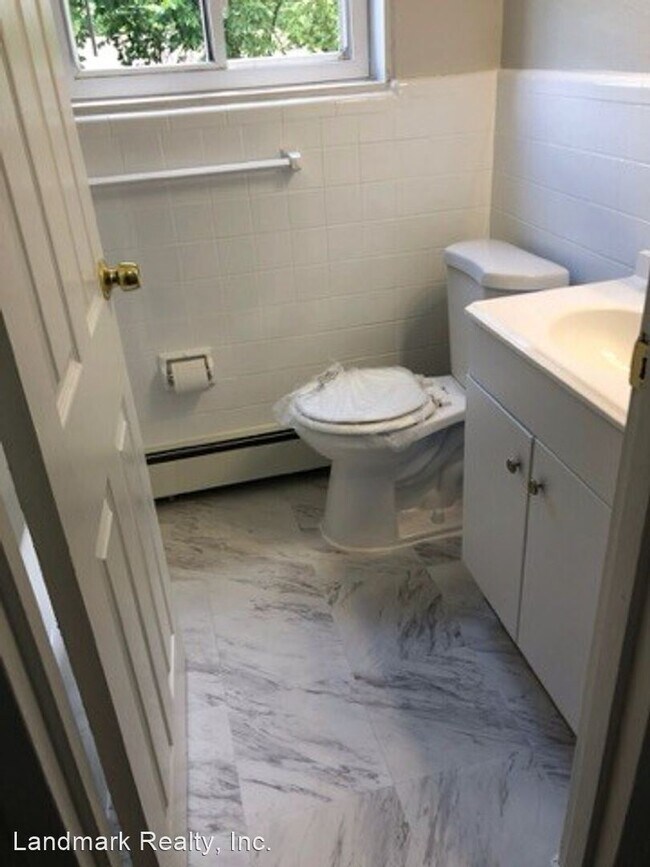 Building Photo - 9 E Deer Park Dr