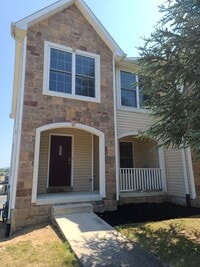 Building Photo - 3 Bedroom 2 1/2 bath end unit Townhome for Rent in Waynesboro