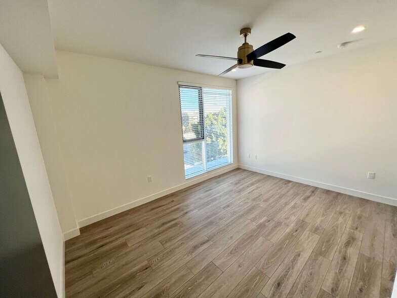 Building Photo - 3355 Overland Ave