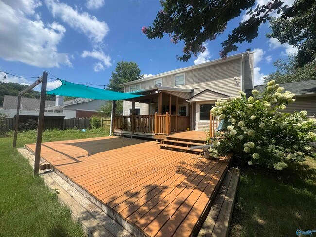 Building Photo - 915 Highland Dr