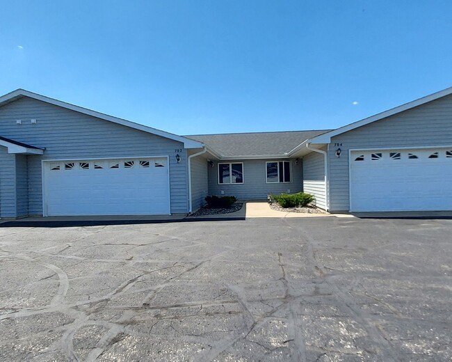 Building Photo - Nice 2 Bedroom Townhome