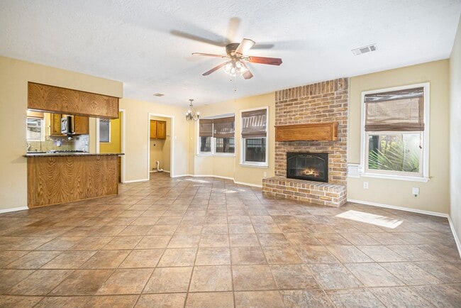 Building Photo - 302 Lochnell Dr