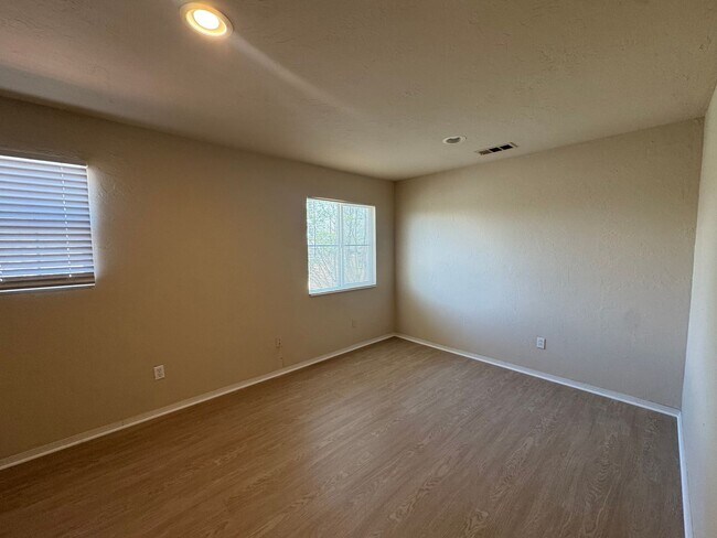 Building Photo - Spacious SW Bakersfield Home!