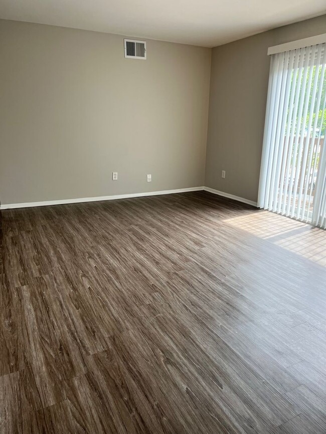 Building Photo - Charming Two-Bedroom Two Bathroom Apartment in Prime Chesterton Location!