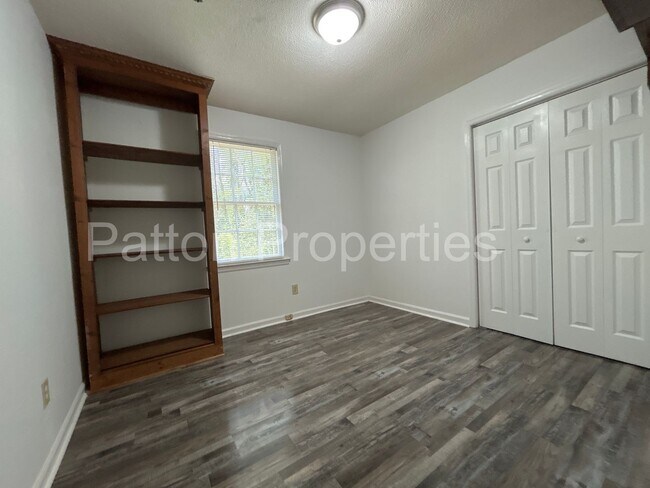 Building Photo - Barony Home