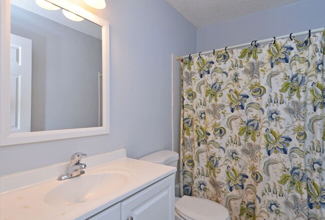 Building Photo - Spacious 2 Bed/1 Bath Condo in Brooklyn Park - Available NOW!