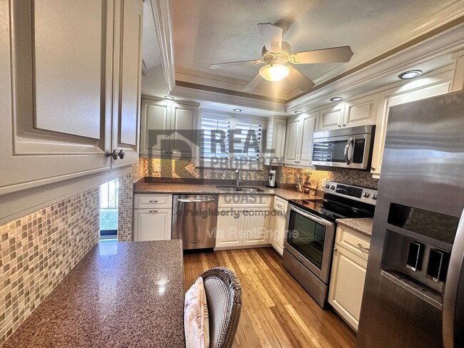 Building Photo - 2121 Collier Ave