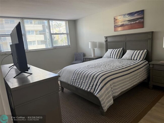 Building Photo - 1236 Hillsboro Mile