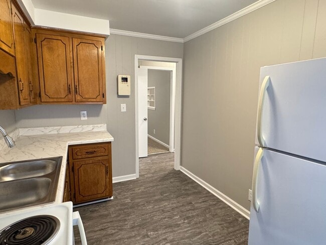 Building Photo - Excellent location! Just Remodeled 2 Bed/1...