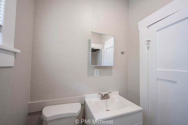Building Photo - "Charming 1-Bedroom Retreat with Spacious Comfort in Indianapolis!"