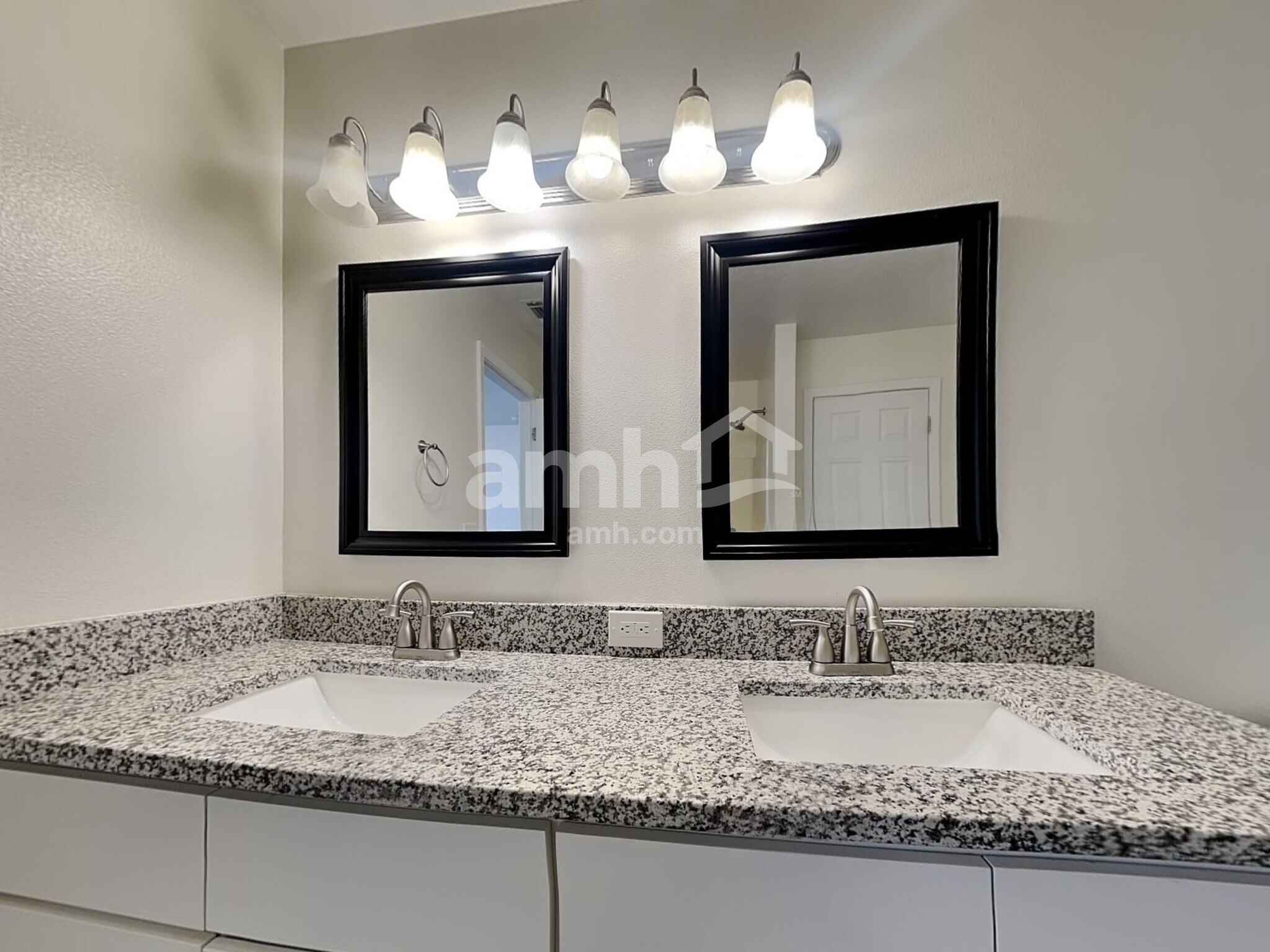 Building Photo - 9516 W Portola Dr