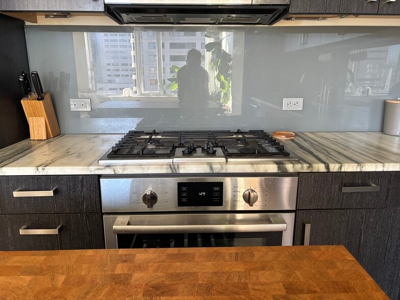 Bosch gas range - 1321 Seneca St