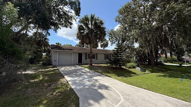 Building Photo - 2325 SW Pamona St