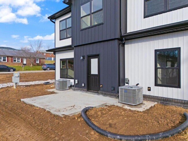 Building Photo - 106 Lyons Ave