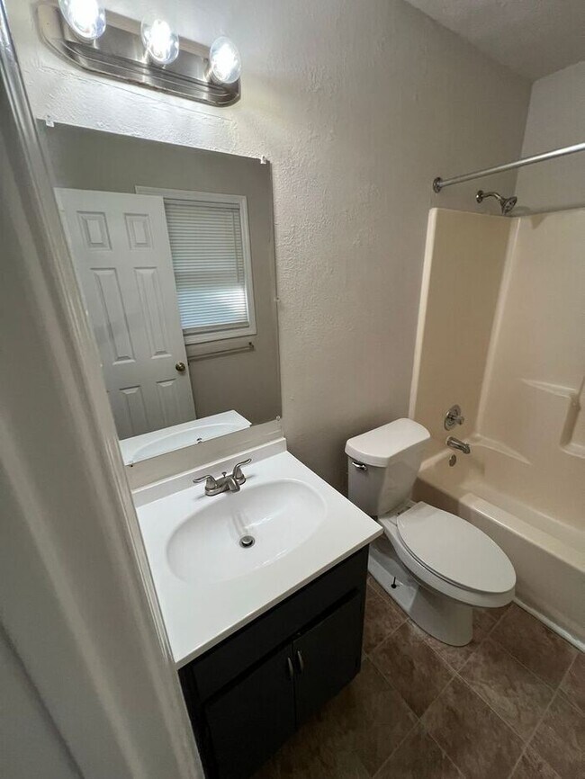Building Photo - 2 bedroom 2.5 bath in the Lawrenceville area!