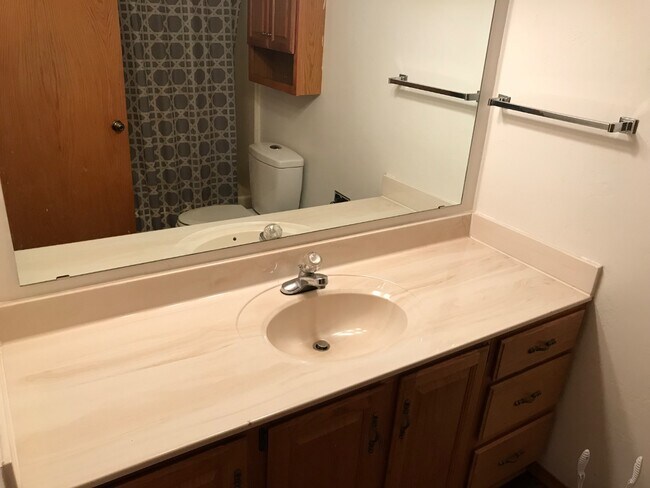 Building Photo - 3830 E River Dr