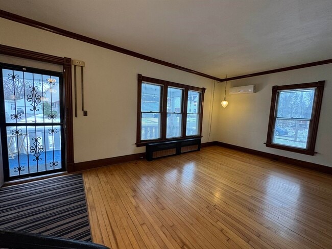 Building Photo - 916 9th St