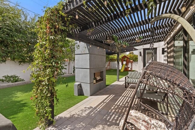 Building Photo - 4533 E Devonshire Ave