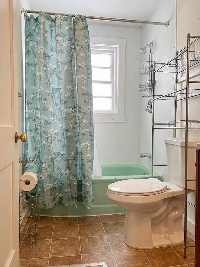 Building Photo - 3 bed/ 1 bath Single Family Home on Coffeen!
