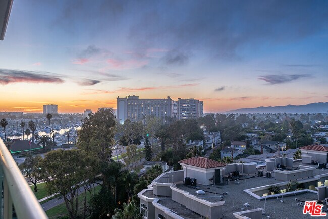 Building Photo - 13700 Marina Pointe Dr