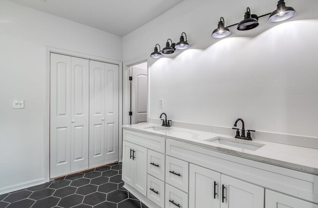 Building Photo - Elegant Midtown Memphis Single-Family Home for Lease