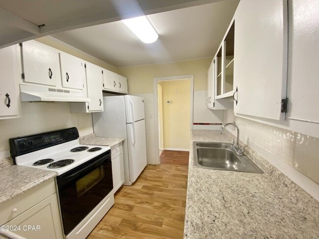 Building Photo - Home Centrally Located in Marianna, FL