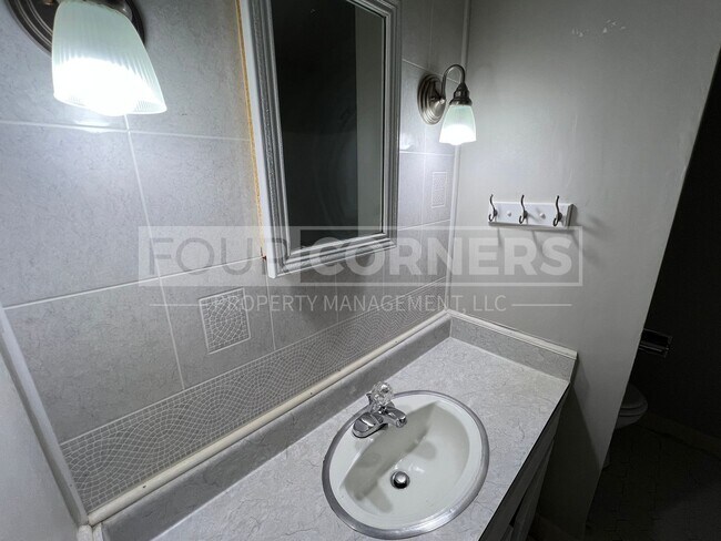 Building Photo - Spacious 2 Bedroom 1.5 Bath Townhome